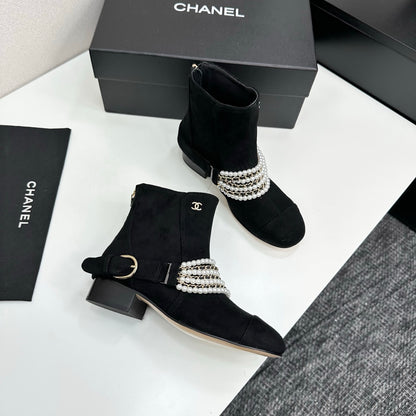 C 25 New sheepskin boots (suede/shiny black)