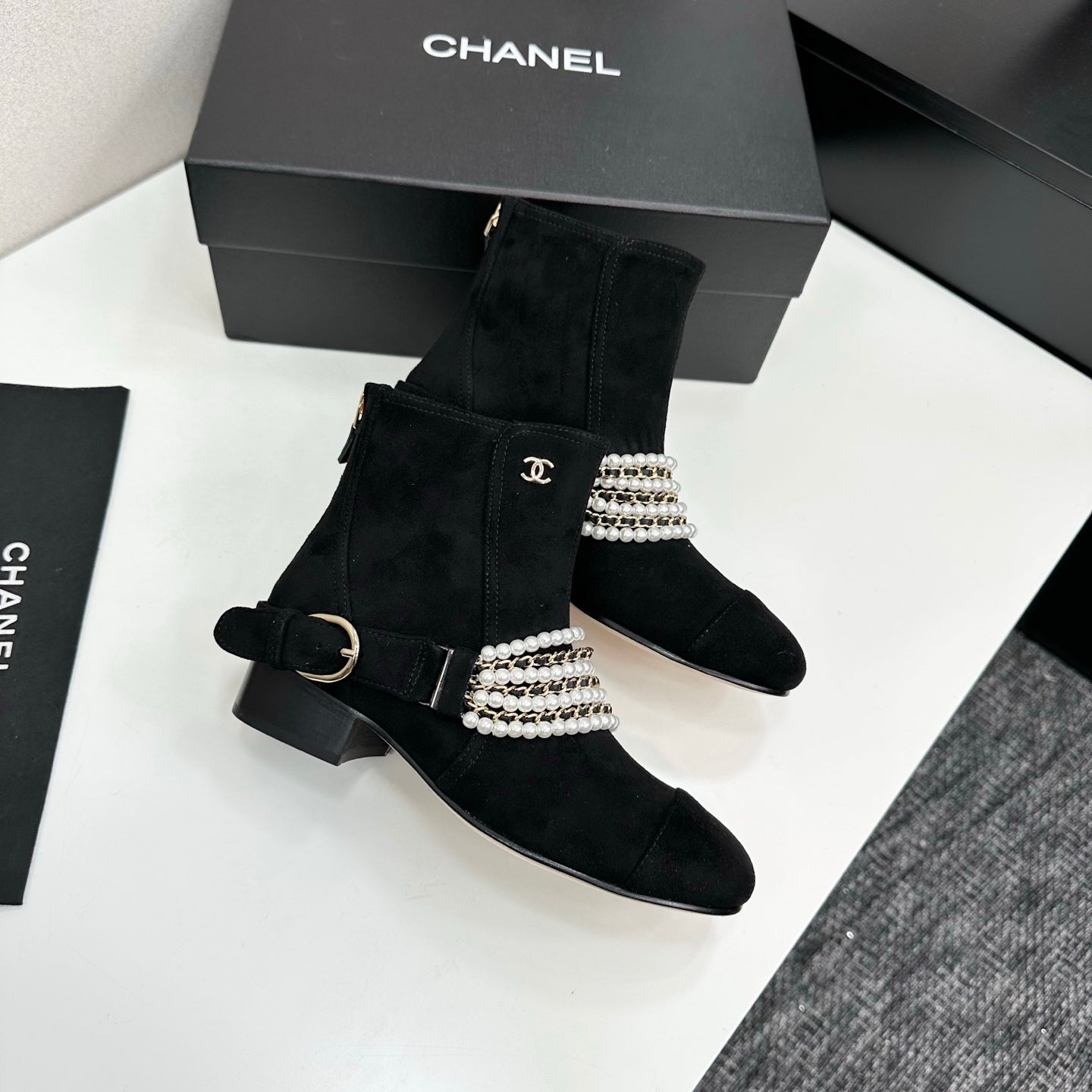 C 25 New sheepskin boots (suede/shiny black)