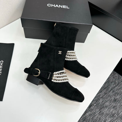 C 25 New sheepskin boots (suede/shiny black)