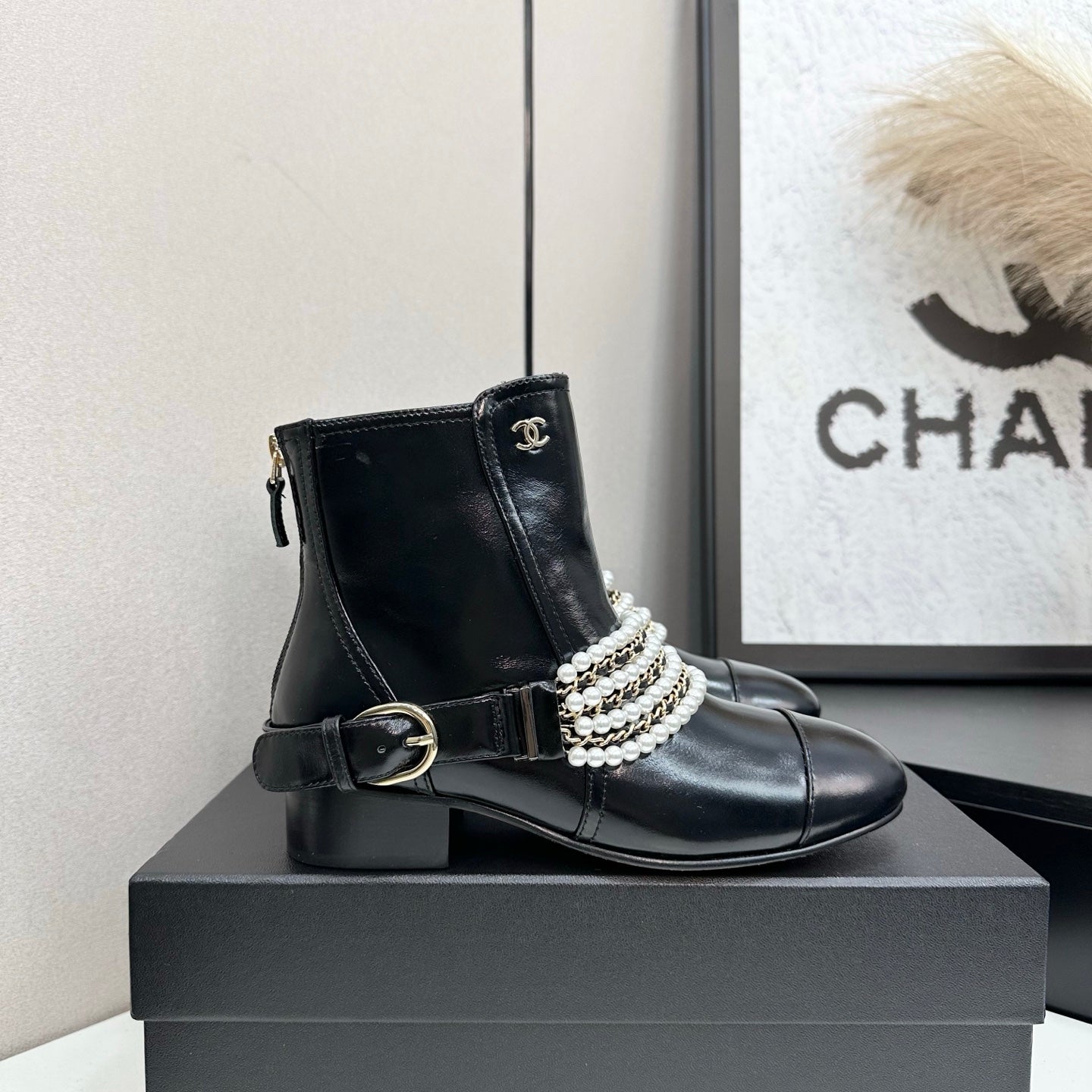 C 25 New sheepskin boots (suede/shiny black)