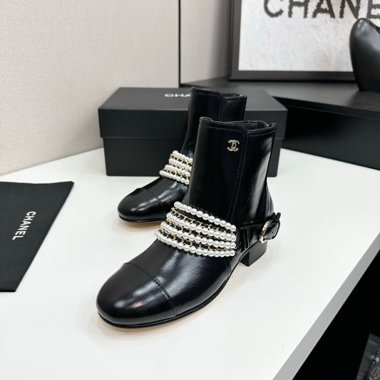 C 25 New sheepskin boots (suede/shiny black)
