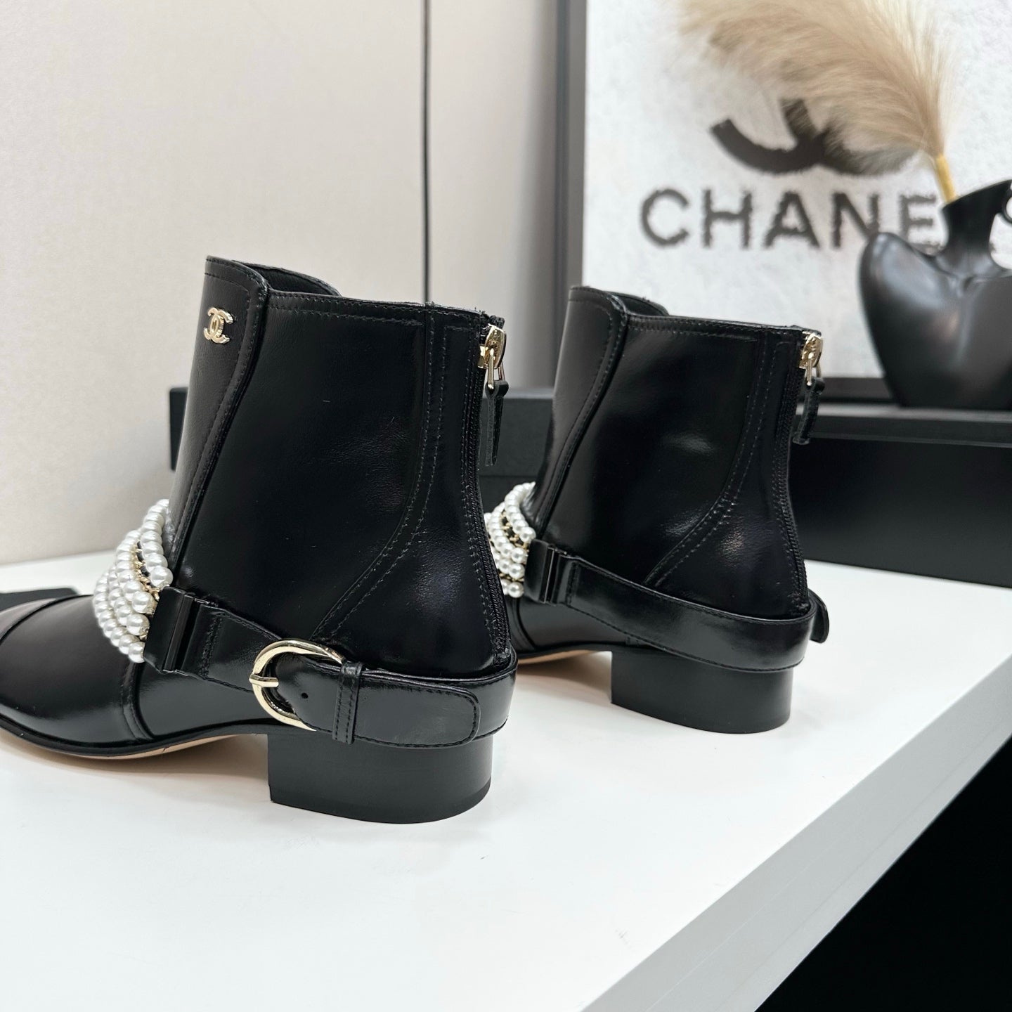 C 25 New sheepskin boots (suede/shiny black)