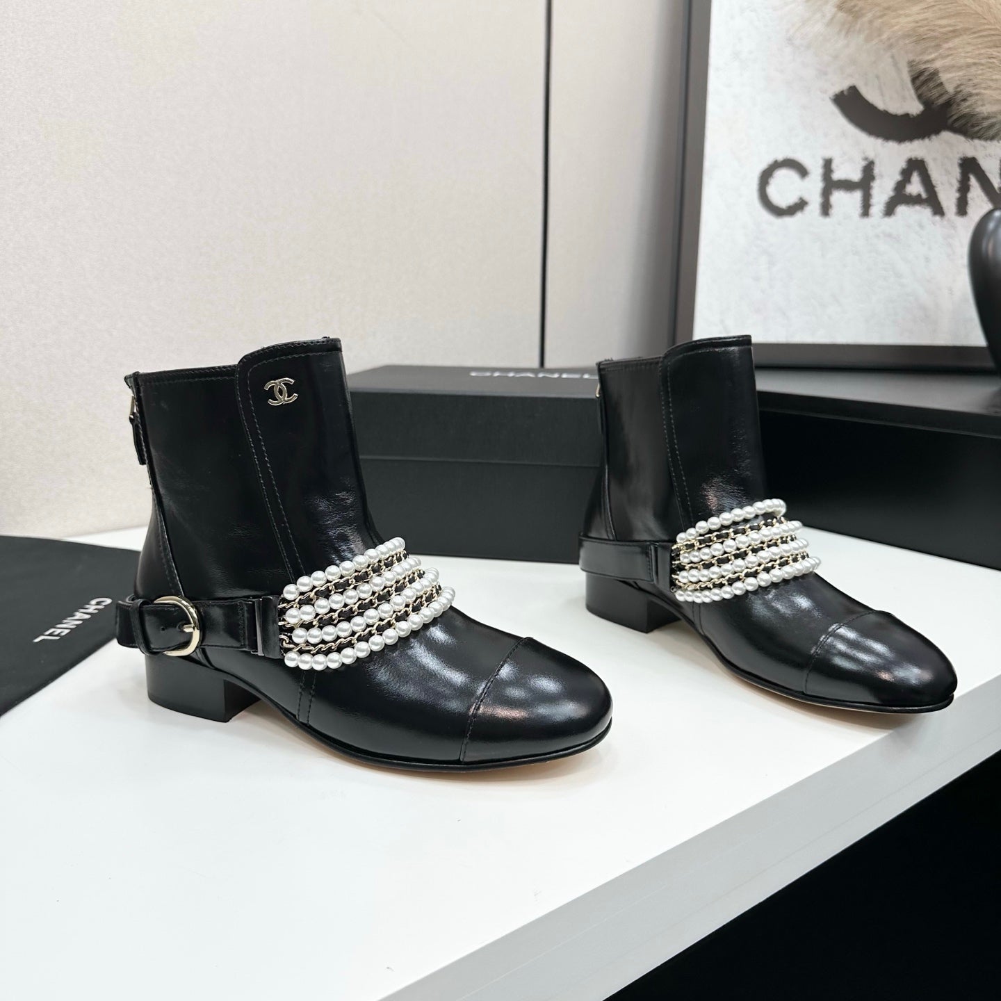 C 25 New sheepskin boots (suede/shiny black)