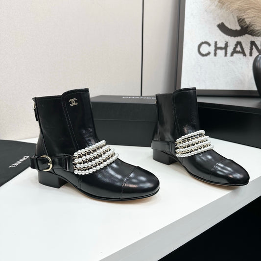 C 25 New sheepskin boots (suede/shiny black)
