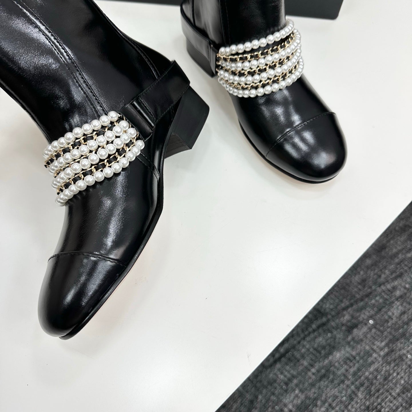 C 25 New sheepskin boots (suede/shiny black)