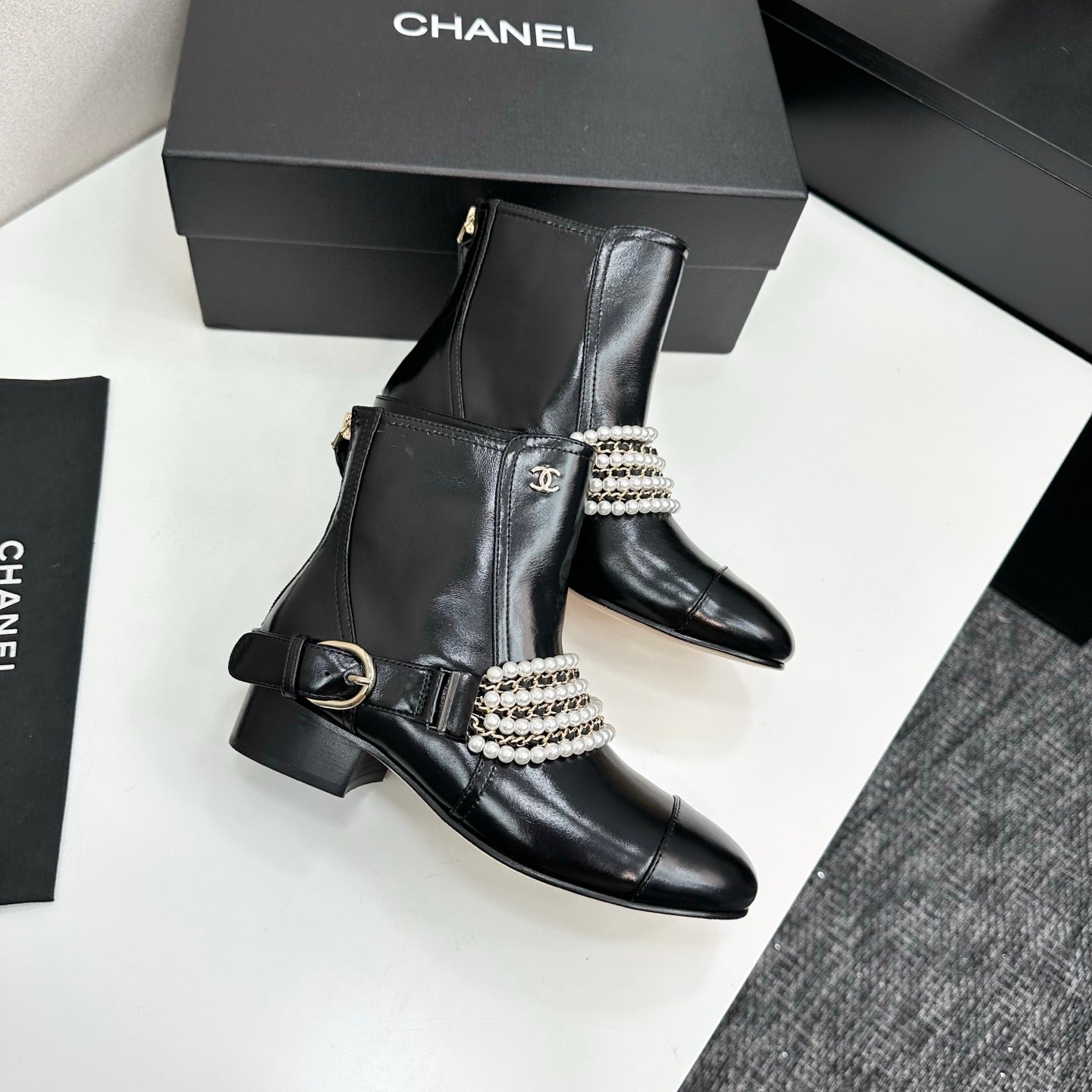 C 25 New sheepskin boots (suede/shiny black)