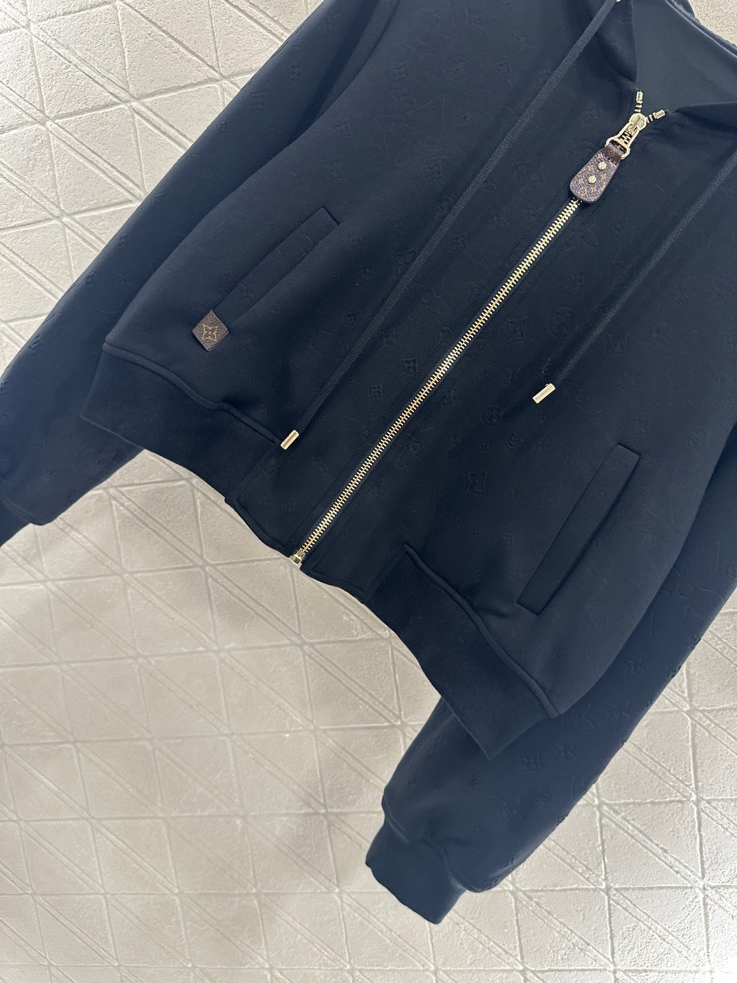 L 25 Hooded dark patterned logo jacket+pants set