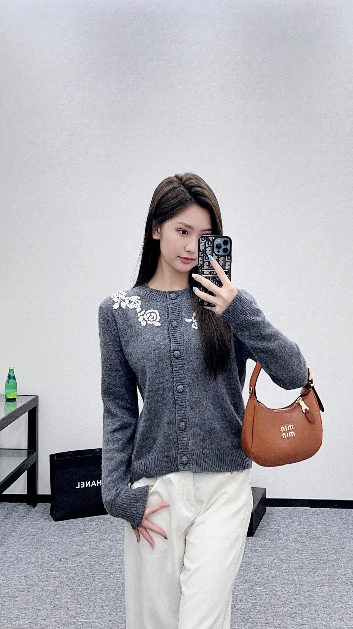 Val 25 Round neck embroidered knitted wool cardigan