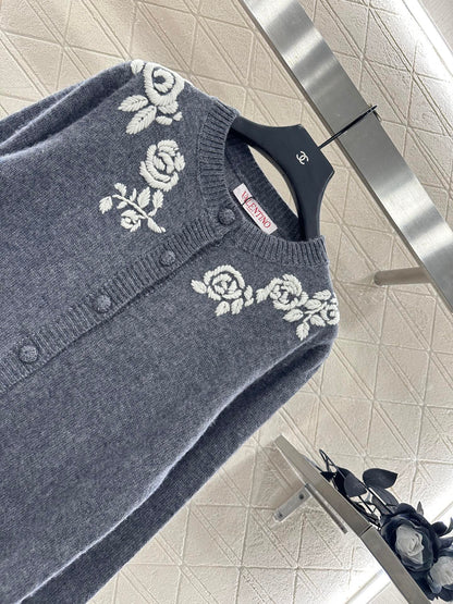 Val 25 Round neck embroidered knitted wool cardigan