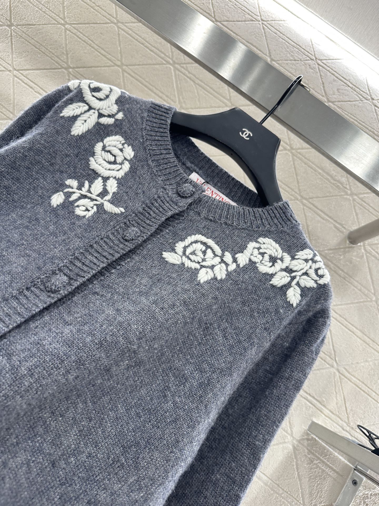 Val 25 Round neck embroidered knitted wool cardigan