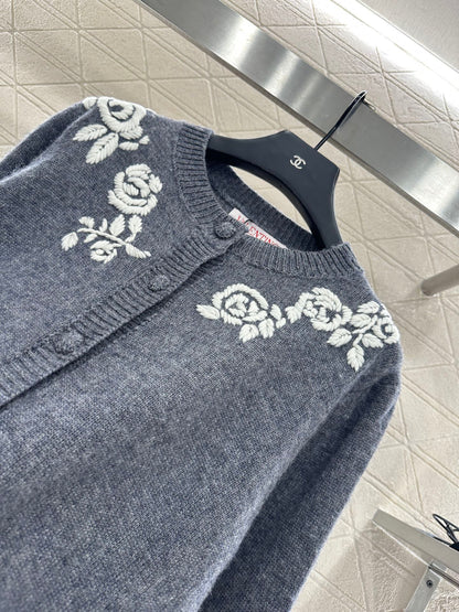 Val 25 Round neck embroidered knitted wool cardigan