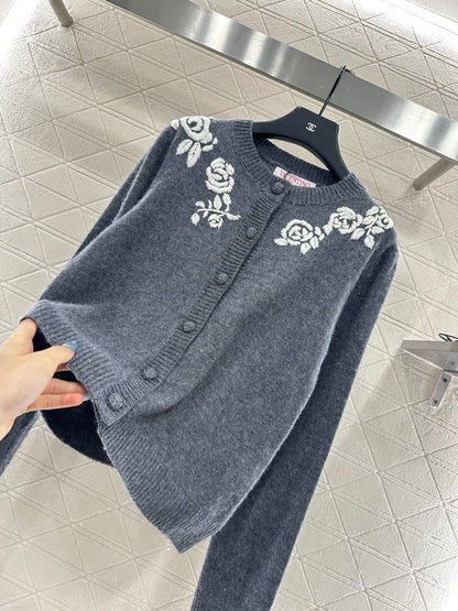 Val 25 Round neck embroidered knitted wool cardigan