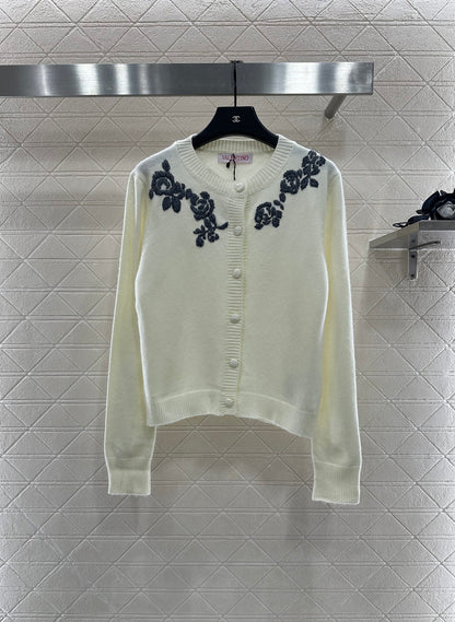 Val 25 Round neck embroidered knitted wool cardigan