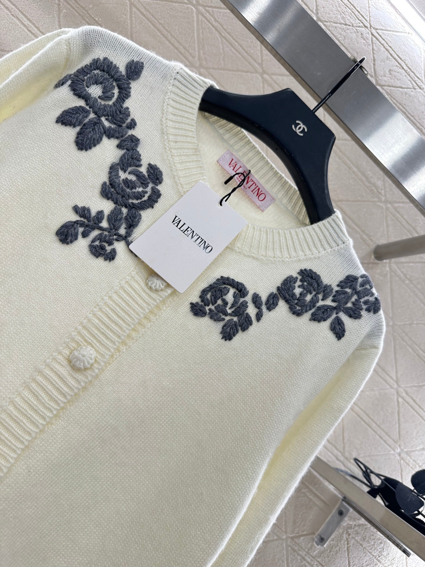 Val 25 Round neck embroidered knitted wool cardigan