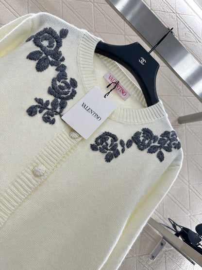 Val 25 Round neck embroidered knitted wool cardigan