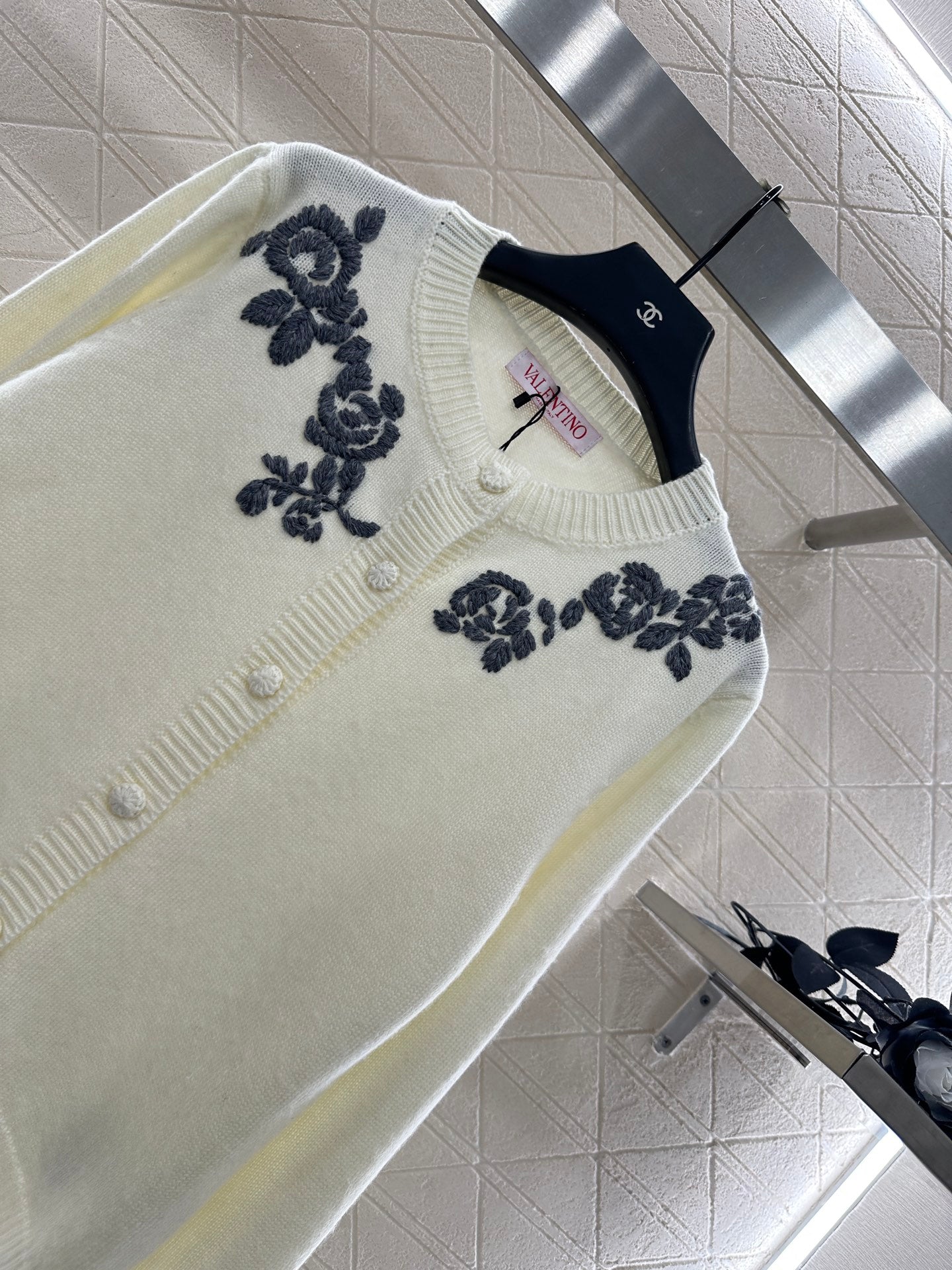 Val 25 Round neck embroidered knitted wool cardigan