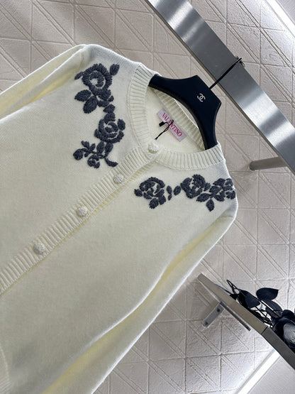 Val 25 Round neck embroidered knitted wool cardigan