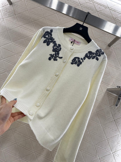 Val 25 Round neck embroidered knitted wool cardigan