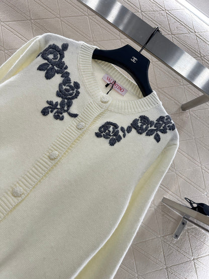 Val 25 Round neck embroidered knitted wool cardigan