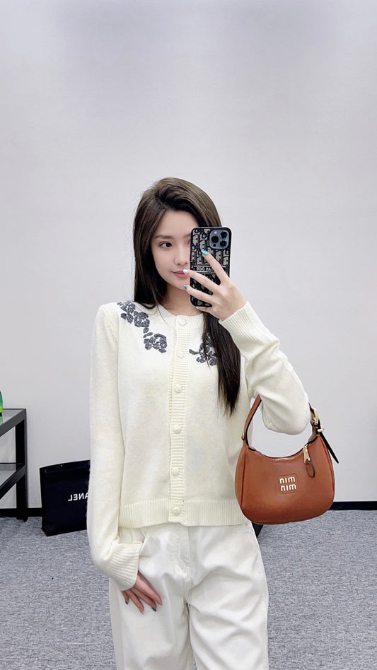 Val 25 Round neck embroidered knitted wool cardigan