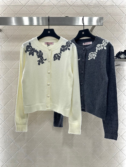 Val 25 Round neck embroidered knitted wool cardigan