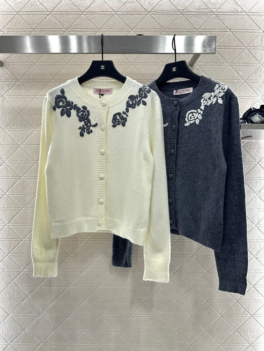 Val 25 Round neck embroidered knitted wool cardigan