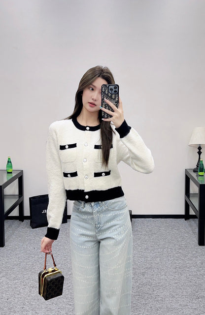 C 25 Round neck embroidered knitted wool cardigan