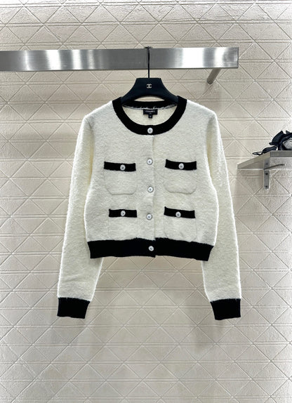 C 25 Round neck embroidered knitted wool cardigan