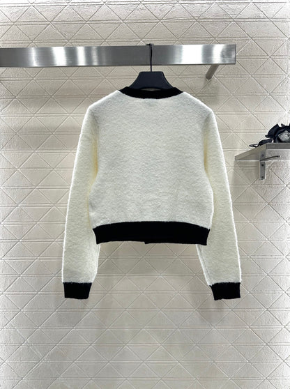 C 25 Round neck embroidered knitted wool cardigan