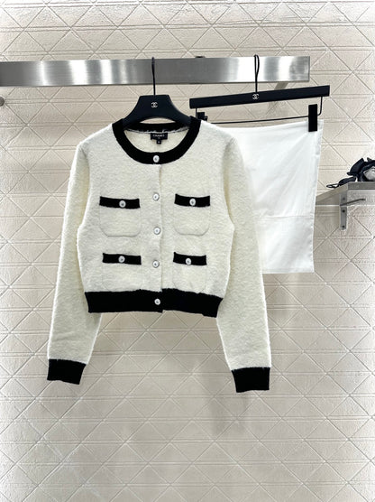 C 25 Round neck embroidered knitted wool cardigan