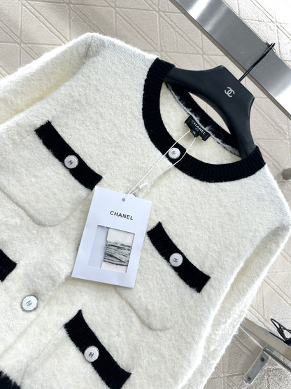C 25 Round neck embroidered knitted wool cardigan