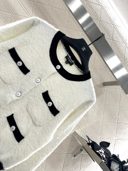 C 25 Round neck embroidered knitted wool cardigan