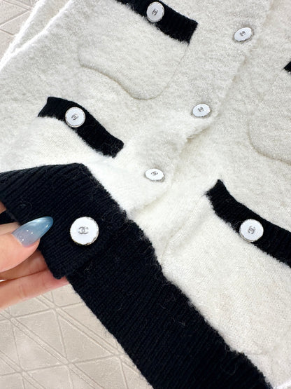 C 25 Round neck embroidered knitted wool cardigan