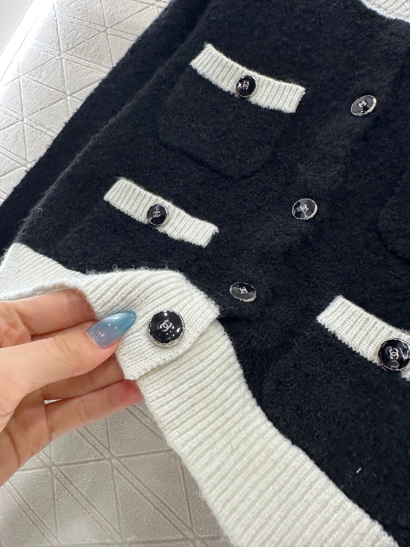 C 25 Round neck embroidered knitted wool cardigan
