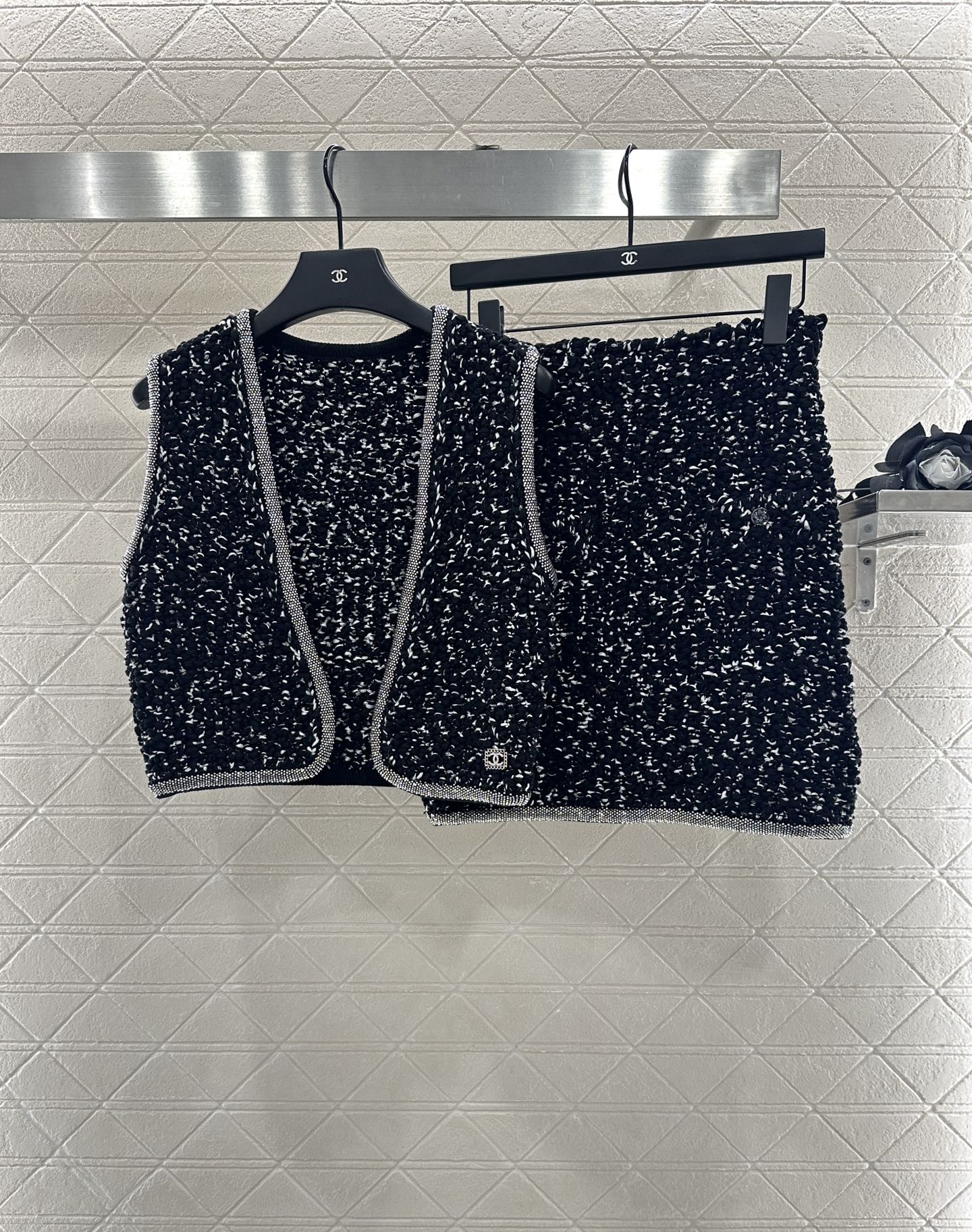 C 25 New rhinestone tied edge knitted vest half skirt set