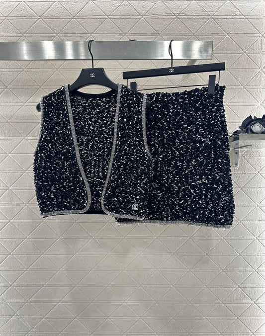 C 25 New rhinestone tied edge knitted vest half skirt set