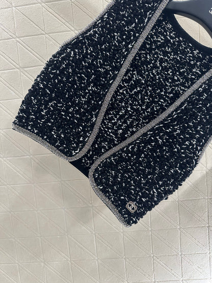 C 25 New rhinestone tied edge knitted vest half skirt set
