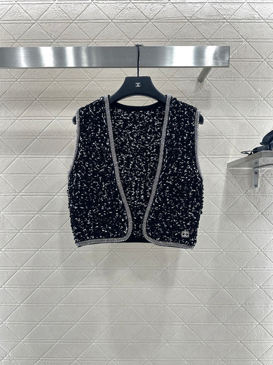 C 25 New rhinestone tied edge knitted vest half skirt set