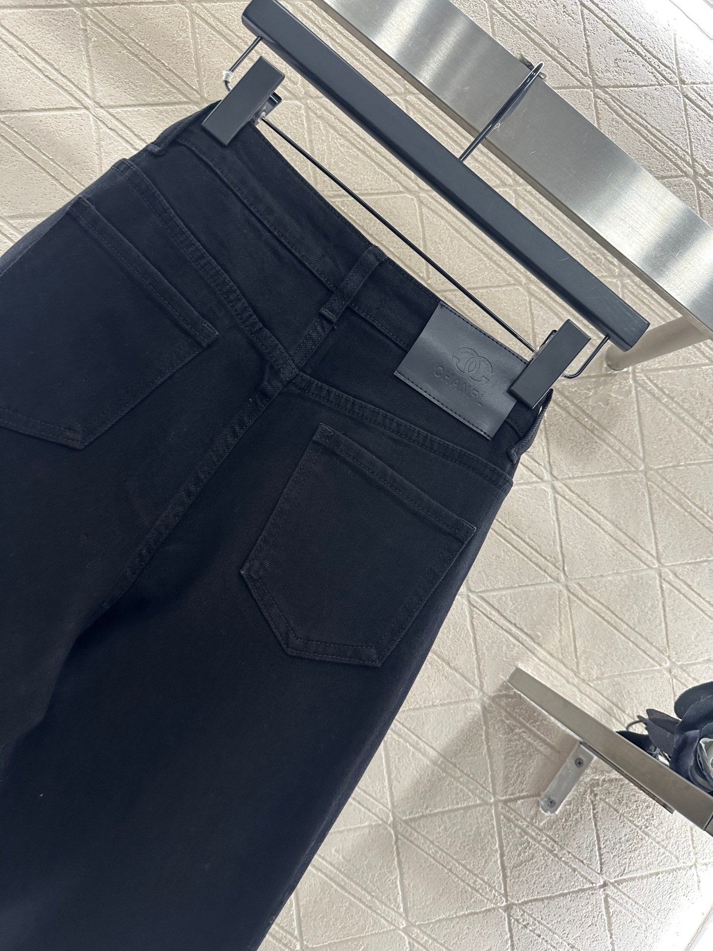 C 25 Diamond-studded high-waisted slim-fitting raw-edge flared jeans