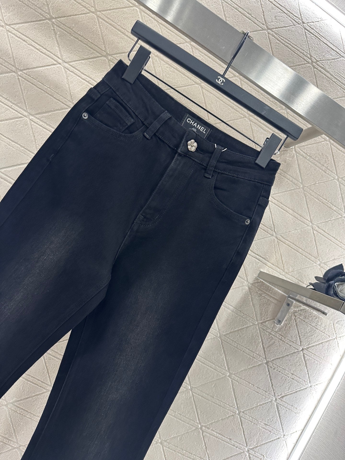 C 25 Diamond-studded high-waisted slim-fitting raw-edge flared jeans
