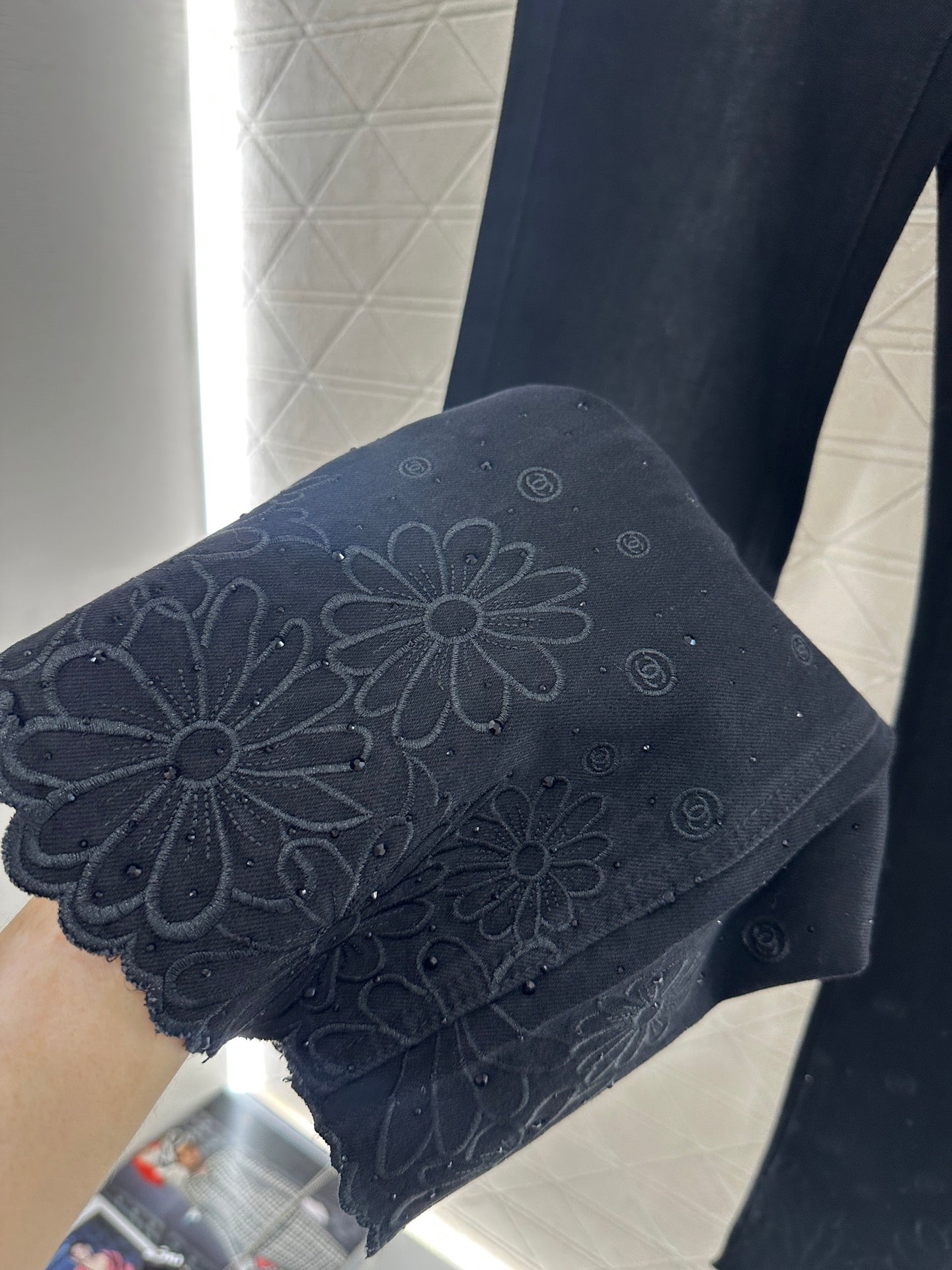 C 25 Diamond-studded high-waisted slim-fitting raw-edge flared jeans