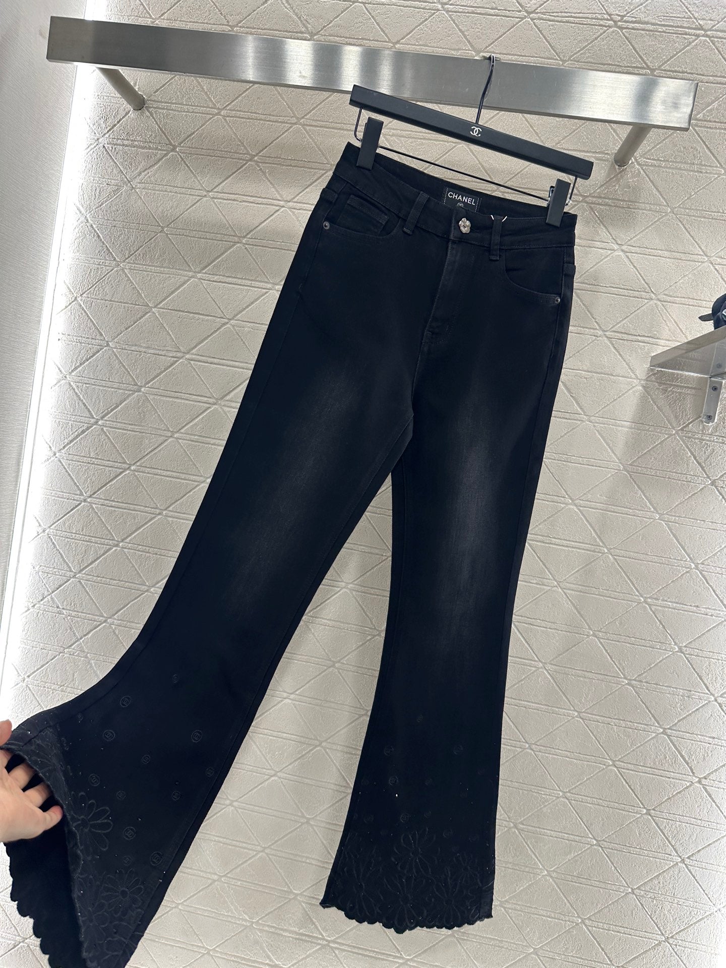 C 25 Diamond-studded high-waisted slim-fitting raw-edge flared jeans