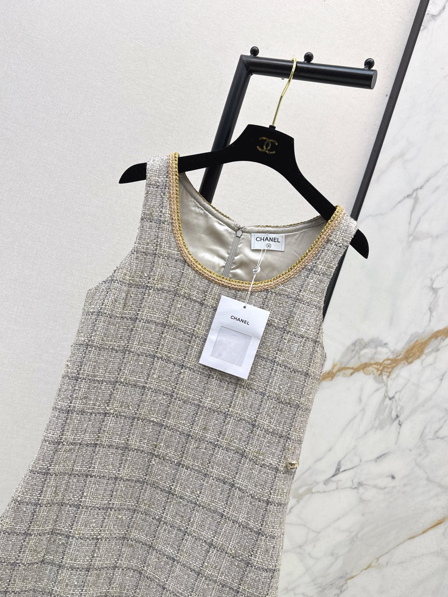 C 25 New sleeveless woven dress