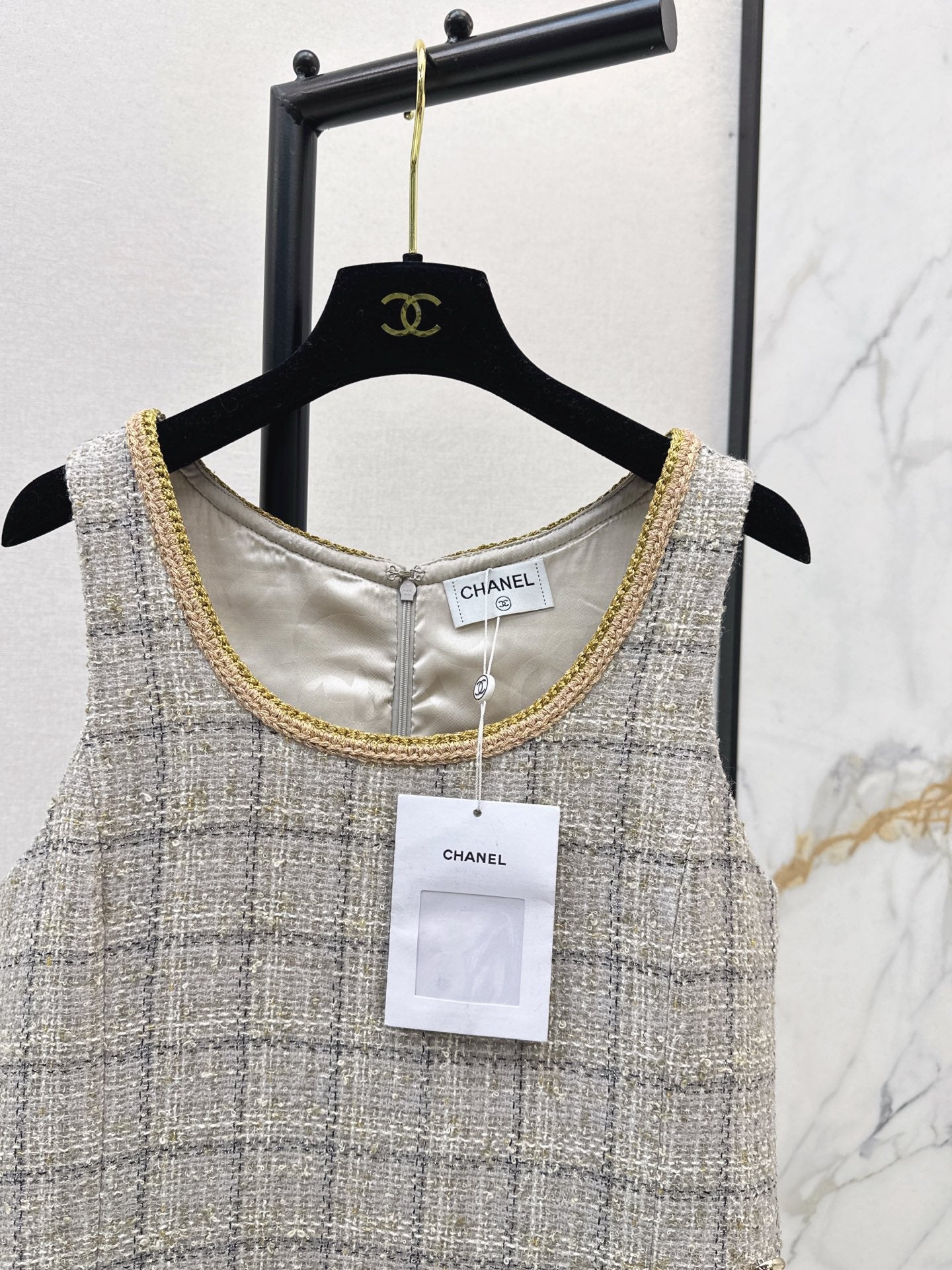 C 25 New sleeveless woven dress