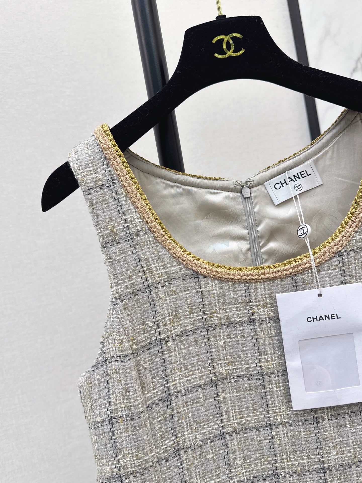 C 25 New sleeveless woven dress