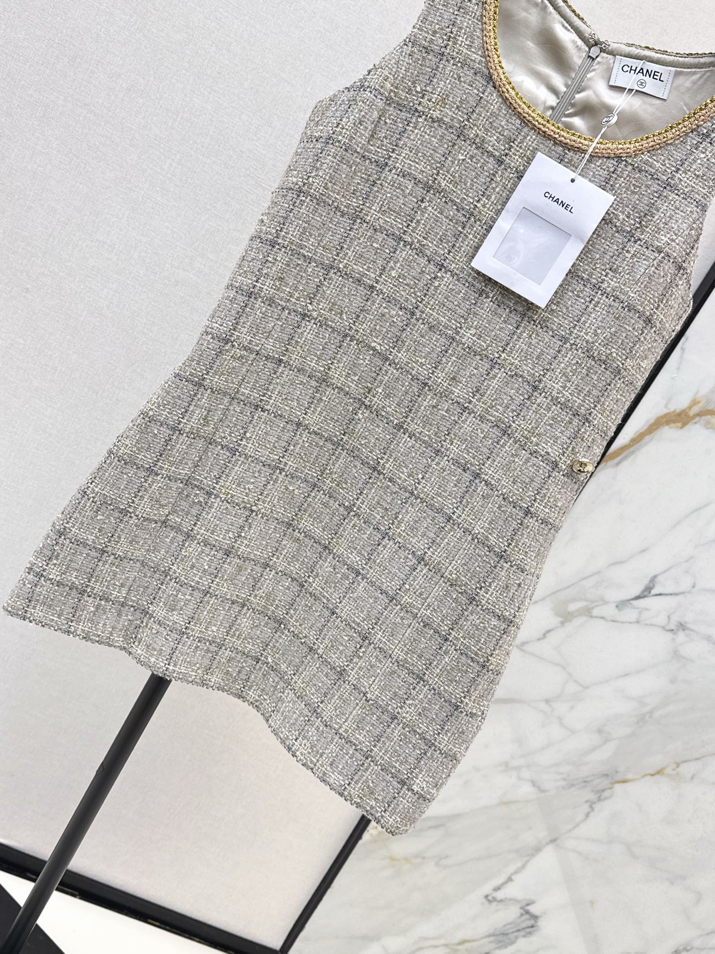 C 25 New sleeveless woven dress