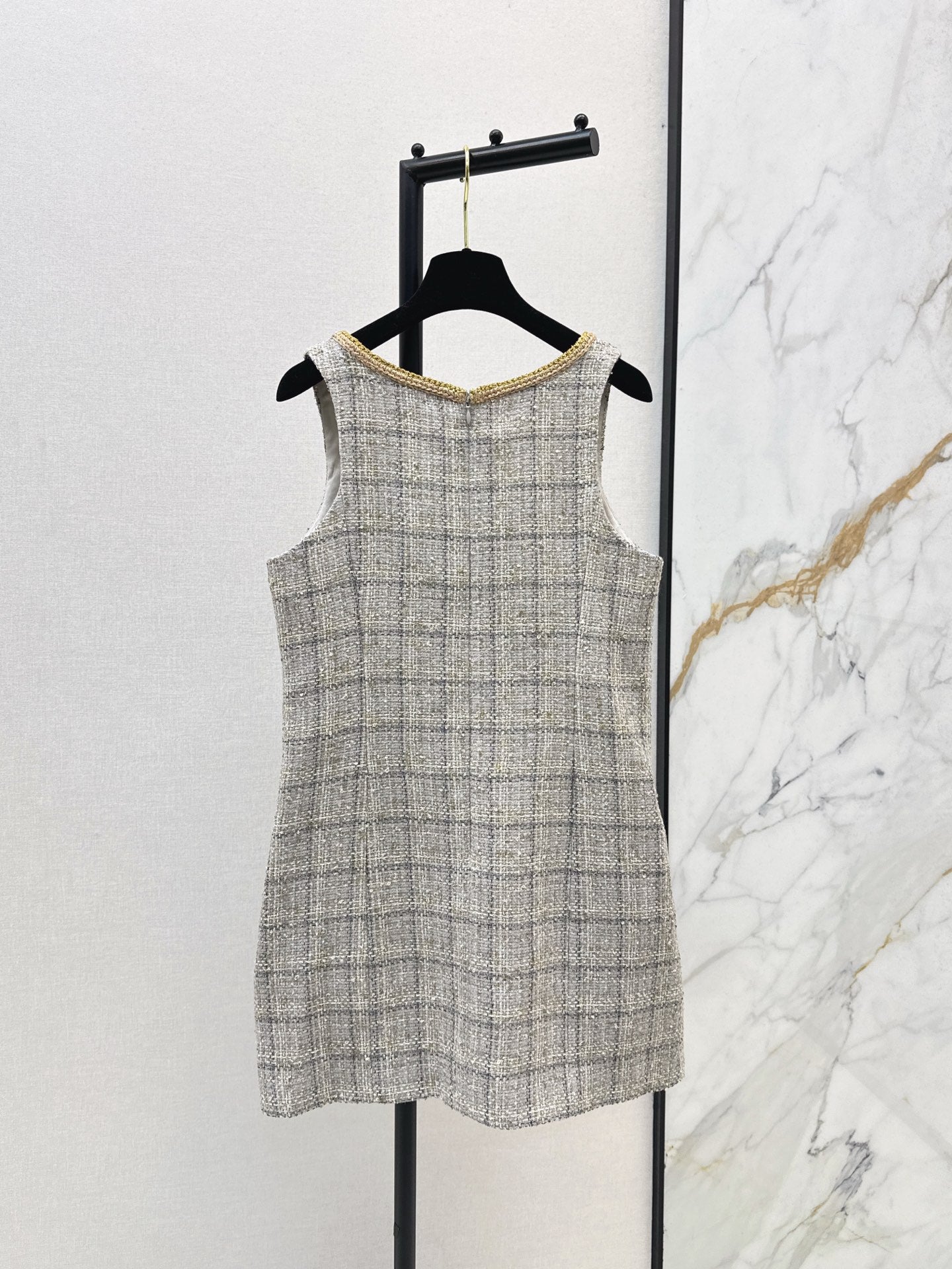 C 25 New sleeveless woven dress