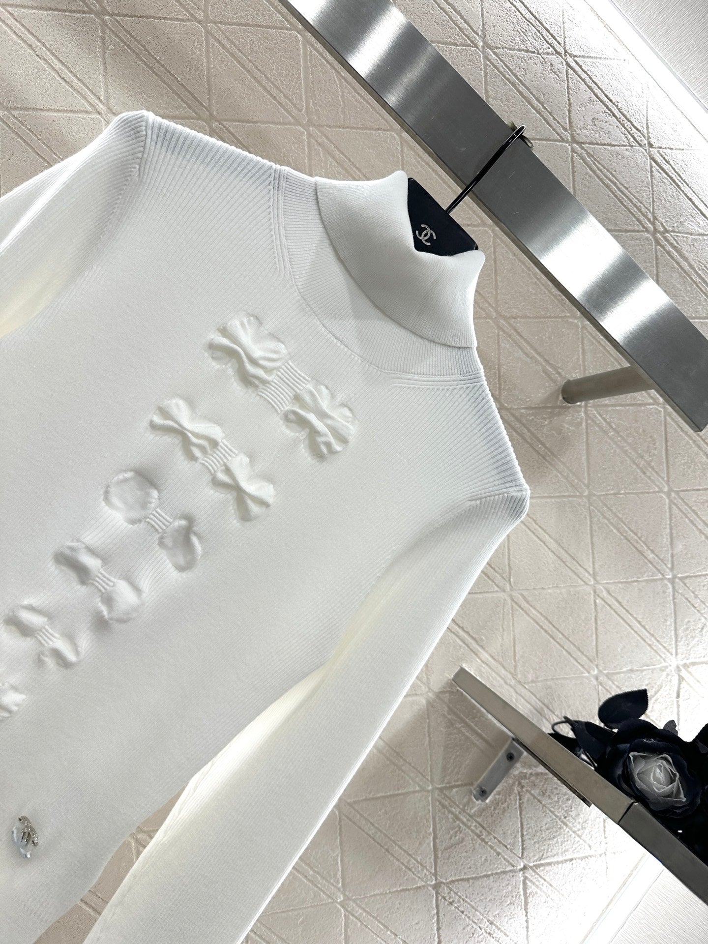 C 25 Bow tie high neck long sleeved sweater(WHITE/BLACK)