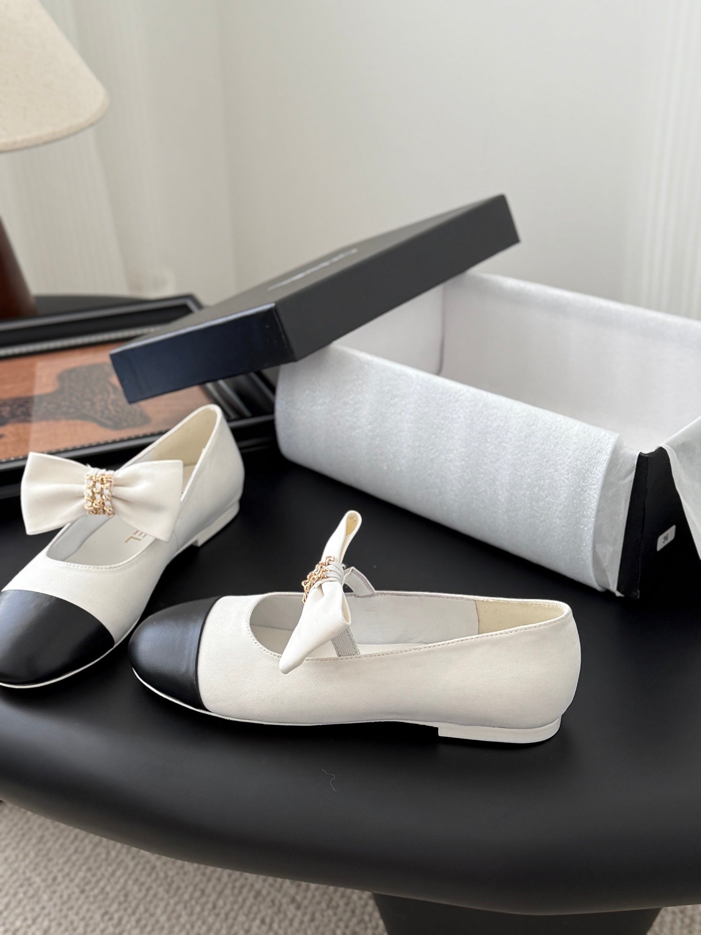 C 25P New Bow-Decorated Flat Loafers