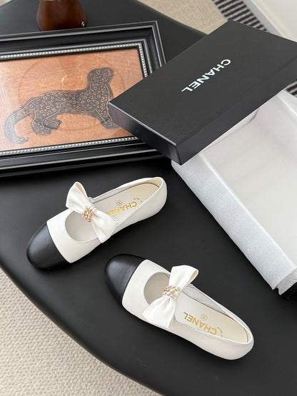 C 25P New Bow-Decorated Flat Loafers